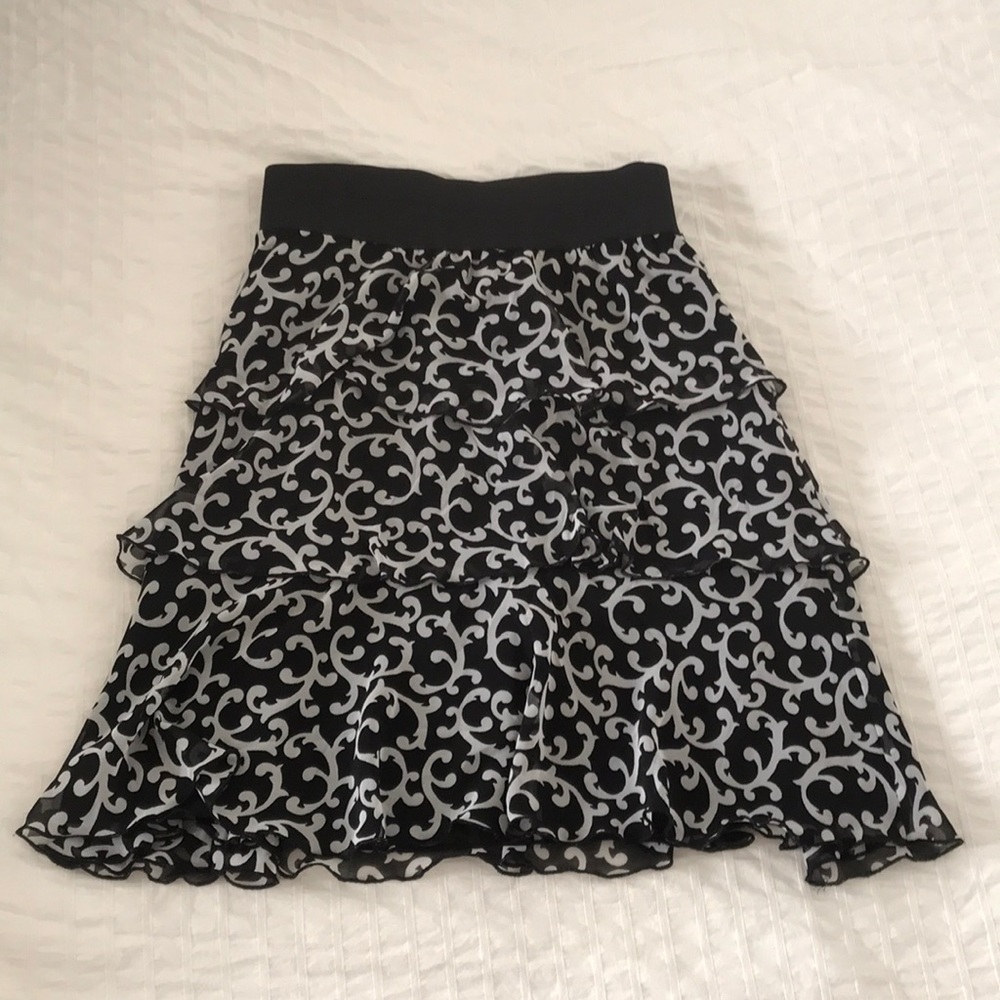 White House/Black Market knee-length tiered skirt